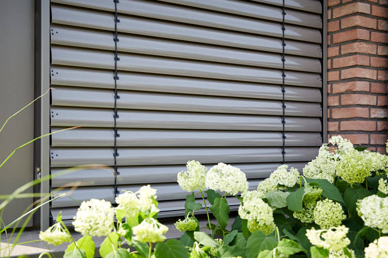 Vertikal-Jalousien eines Hauses Durchsicht verregneten Fenster und Auto  Stockfotografie - Alamy